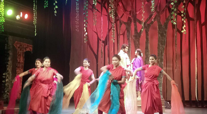 নব আখ্যানের চিত্রাঙ্গদায় মুগ্ধ দর্শক, স্বস্তি ফিরলো মঞ্চে