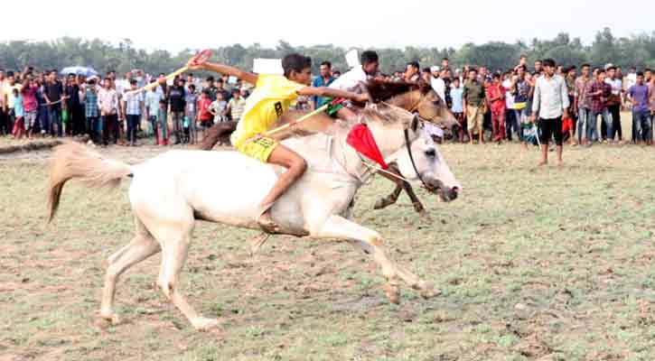 শ্যামনগরে ঐতিহ্যবাহী ঘোড়দৌড় 