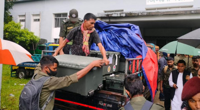 সিসিক নির্বাচন: বৃষ্টি উপেক্ষা করে কেন্দ্রে পৌঁছচ্ছে নির্বাচনী সামগ্রী