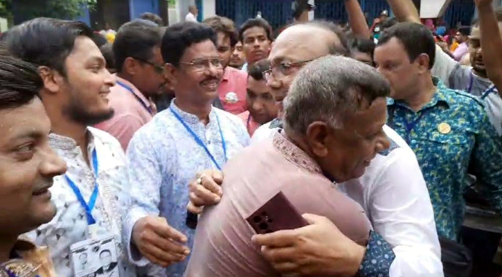 ভেতরে নৌকা-লাঙলের লড়াই, বাইরে চাচা-ভাতিজার কোলাকুলি