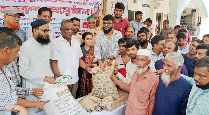 মতলবে কৃষকদের মাঝে বিনামূল্যে সার-বীজ বিতরণ