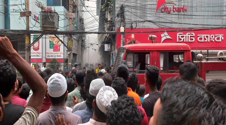 খুলনার বড়বাজারে গোডাউনে অগ্নিকাণ্ড