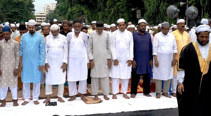 বৃষ্টির মধ্যেই ঈদের নামাজ পড়লেন কলকাতার মুসল্লিরা