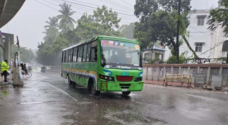 বকশিশের আশায় ঈদের দিনেও চলছে বাস