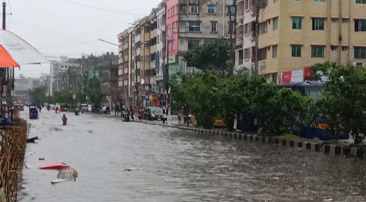 বৃষ্টিতে মিরপুরে জলাবদ্ধতা, ভোগান্তিতে এলাকাবাসী 