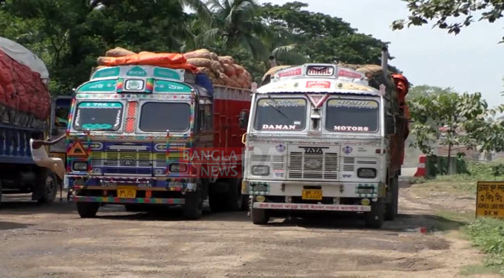 ভোমরা বন্দর দিয়ে এলো ৬ ট্রাক ভারতীয় কাঁচামরিচ