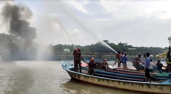 তেলবাহী জাহাজ বিস্ফোরণের ঘটনাস্থলে তদন্ত কমিটি