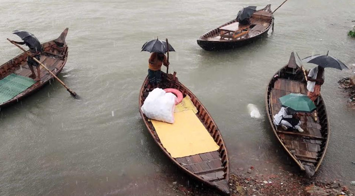 সদরঘাটে খেয়া পারাপার বন্ধ, ভোগান্তিতে যাত্রীরা