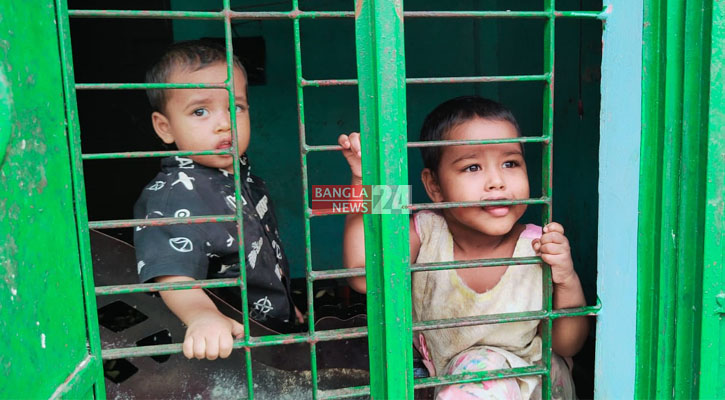 দুই সন্তানকে বাসায় তালাবদ্ধ করে রিকশা চালাতে যান বাবা