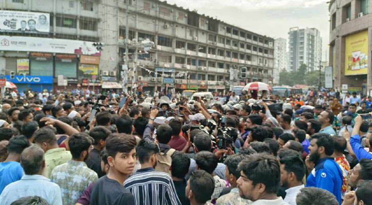 গুলশানে ব্যবসায়ীরা এখনও সড়কে, কথা বলতে চায় মেয়রের সঙ্গে