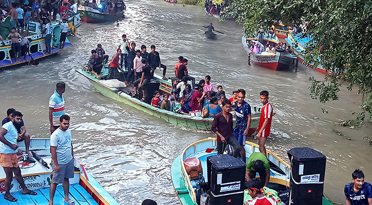 ভীমরুলীর ভাসমান পেয়ারা বাজারে ডিজে গান বন্ধে অভিযান