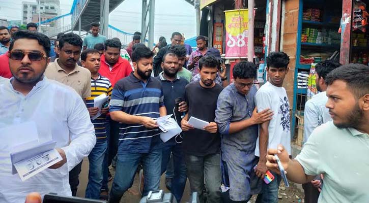 ডেঙ্গু প্রতিরোধে বিএনপি নেতা ইশরাকের লিফলেট বিতরণ