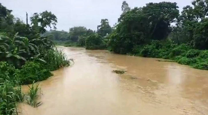 মুহুরী নদীর পানি বিপৎসীমার ওপরে, বাঁধ ভাঙার শঙ্কা