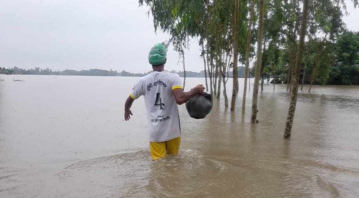 পানিবন্দি এলাকায় শুকনো খাবার বিতরণ 