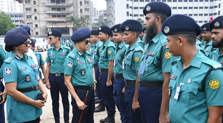 দায়িত্বরত অবস্থায় মোবাইল ফোন ব্যবহার নয়: ডিএমপি কমিশনার