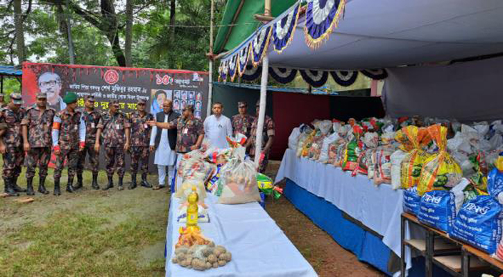 শোক দিবসে পাচঁশ’ পরিবারে ত্রাণ সহায়তা বিজিবির 