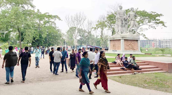 নবীন শিক্ষার্থীদের পদচারণায় মুখরিত খুবি ক্যাম্পাস