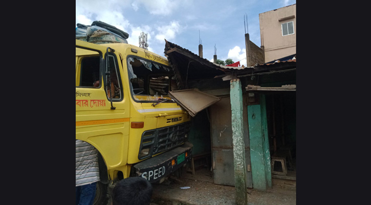 হবিগঞ্জে নিয়ন্ত্রণ হারিয়ে ট্রাক দোকানে, আহত দোকানি