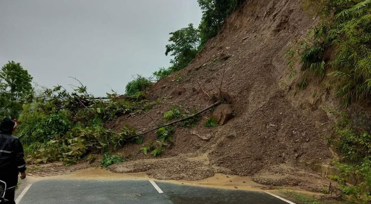 খাগড়াছড়িতে পাহাড় ধস, সড়ক যোগাযোগ বন্ধ