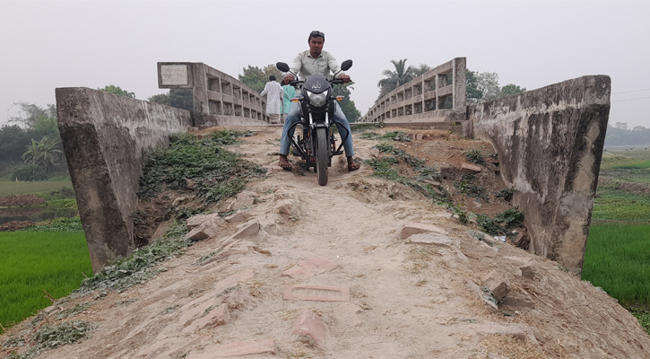 সালথায় সেতুর সংযোগ সড়কে ধস, ঝুঁকি নিয়ে চলছে যানবাহন 