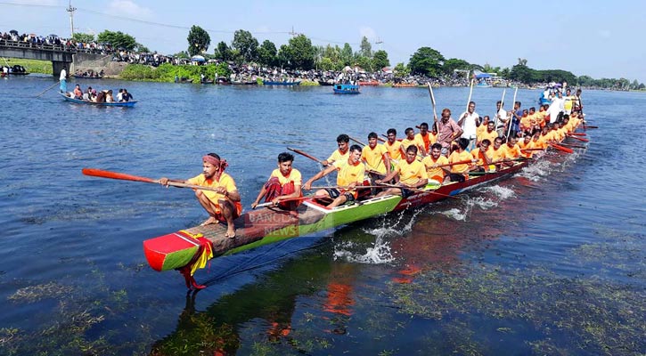 বাসাইলে চাপড়া বিলে নৌকাবাইচ