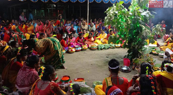 কারাম উৎসবে মেতেছে তাড়াশের আদিবাসী পল্লী