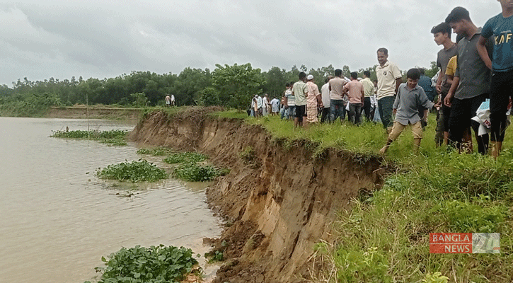 ফেনী নদীতে অবৈধভাবে বালু উত্তোলন, বিলীন হচ্ছে ঘরবাড়ি-জমি