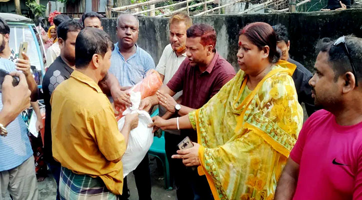 আগুনে পুড়ে ক্ষতিগ্রস্ত পরিবারকে পৌরসভার সহায়তা