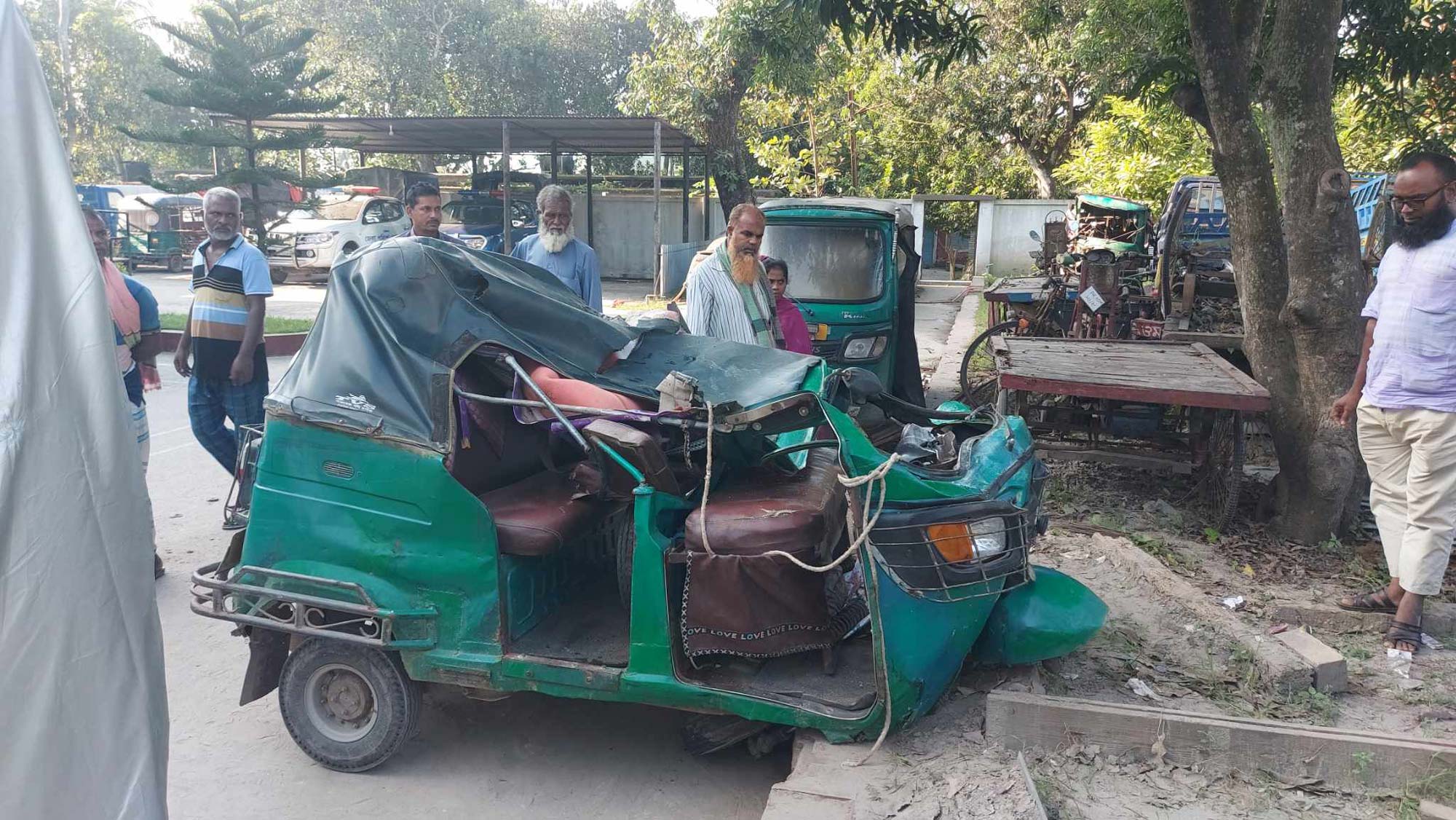 ঈশ্বরদীতে সড়কে ত্রিমুখী সংঘর্ষে নিহত ২