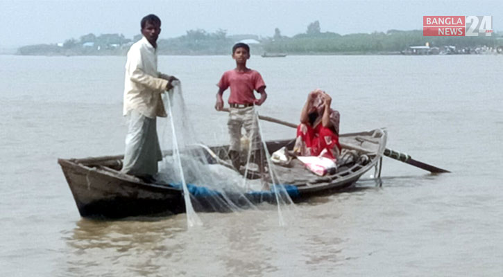 ভেদরগঞ্জে নিষেধাজ্ঞা অমান্য করে চলছে মা ইলিশ ধরার মহোৎসব 