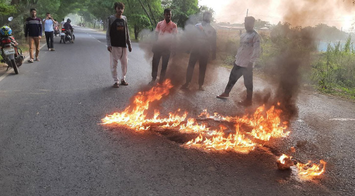 খুলনায় জামায়াতের মিছিল ও পিকেটিং