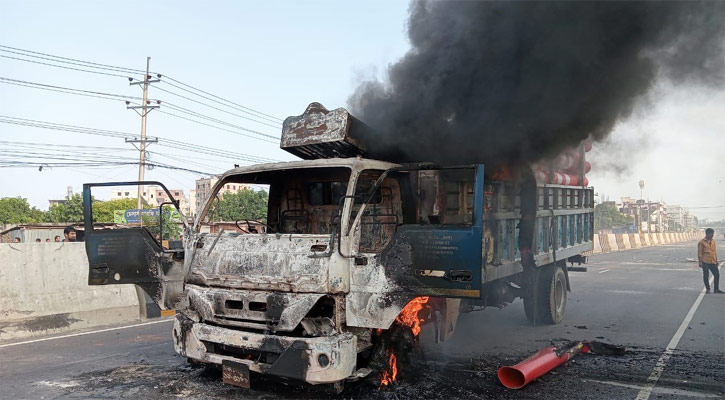 কালিয়াকৈরে পাঁচ ঘণ্টায় ১৩ গাড়ি ৪ মোটরসাইকেলে আগুন দিলেন শ্রমিকরা