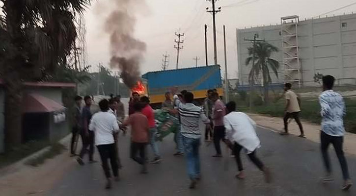 রূপগঞ্জে ট্রাক-কাভার্ডভ্যানে আগুন, গ্রেপ্তার ৪