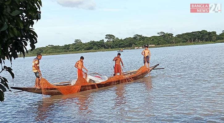 নিষেধাজ্ঞা শেষে ঝালকাঠিতে ইলিশ শিকারে নদীতে জেলেরা