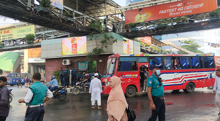 অবরোধে যান চলাচল স্বাভাবিক থাকলেও যাত্রী নেই