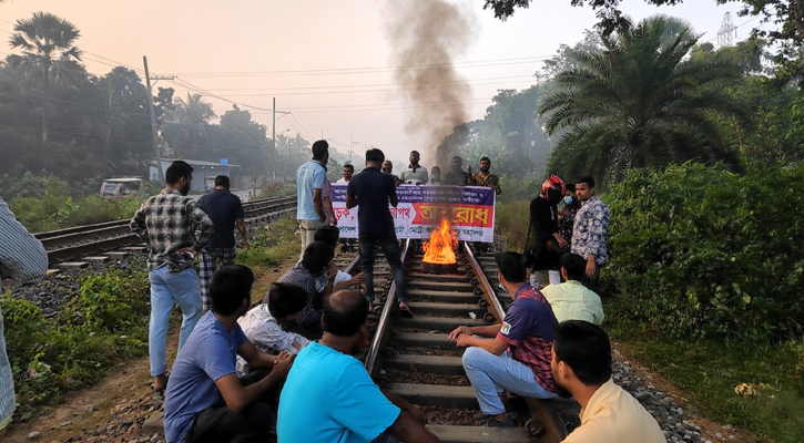 গাজীপুরে রেললাইনে টায়ারে আগুন জ্বালিয়ে জামায়াতের অবরোধ