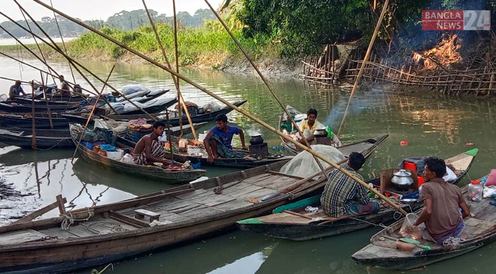 বড়শিতে মাছ শিকারেই পেটে ভাত জোটে তাদের