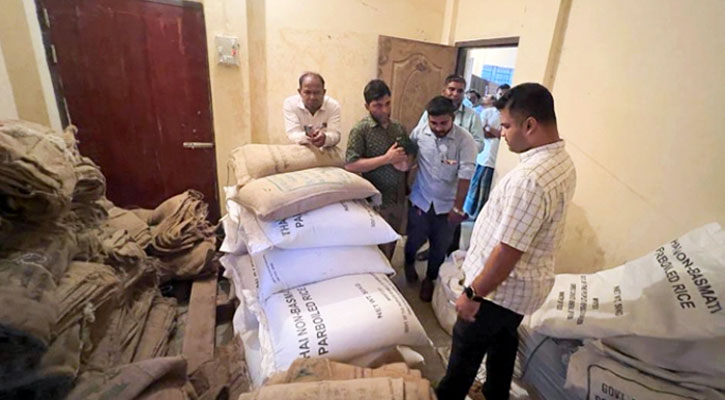 খাদ্যগুদাম কর্মকর্তার বাসায় মিলল ১৩ বস্তা সরকারি চাল