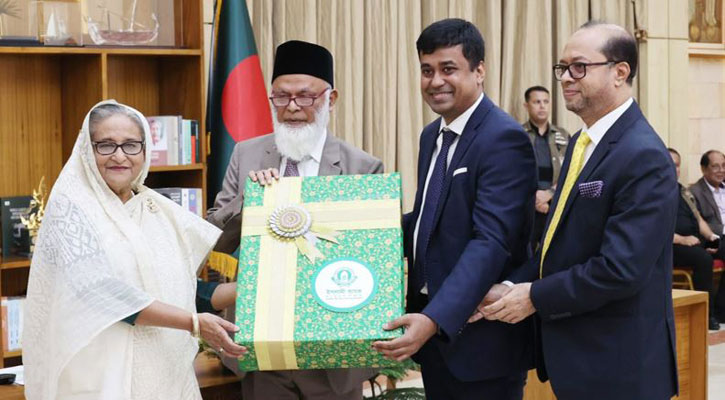 প্রধানমন্ত্রীর ত্রাণ ভাণ্ডারে আড়াই লাখ কম্বল দিল ইসলামী ব্যাংক