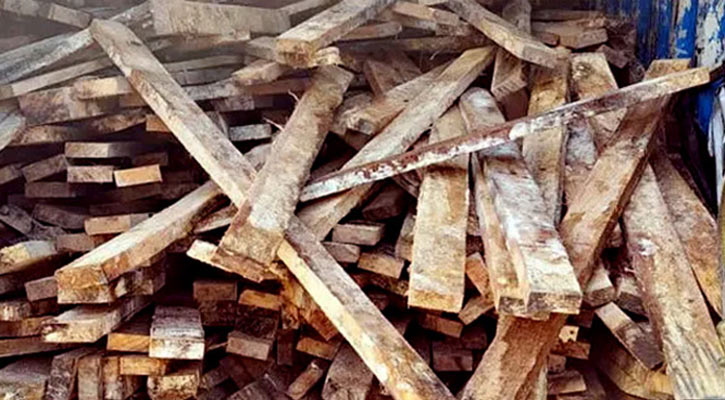 কুলাউড়ায় কাভার্ডভ্যানে পাচারকালে কাঠ জব্দ