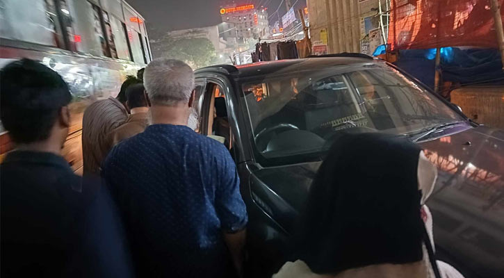 ফার্মগেটে প্রাইভেটকার লক্ষ্য করে ককটেল বিস্ফোরণ