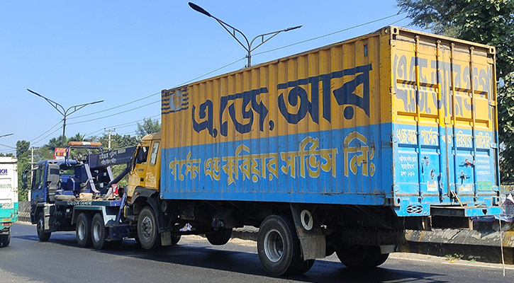 দাঁড়িয়ে থাকা ট্রাকে কাভার্ডভ্যানের ধাক্কা, চালক নিহত