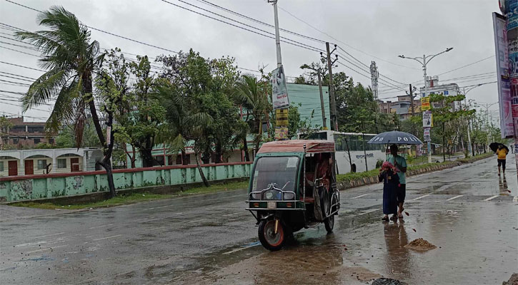 মিধিলি’র প্রভাবে খুলনায় বৃষ্টি, প্রস্তুত সাইক্লোন সেন্টার