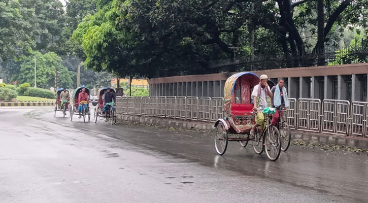 বৃষ্টি আর ছুটি মিলে রাস্তায় মানুষের চাপ কম