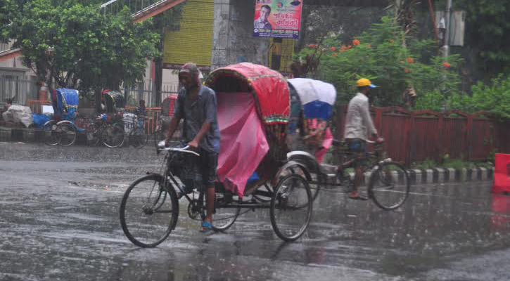 বৃষ্টি হতে পারে তিন বিভাগে