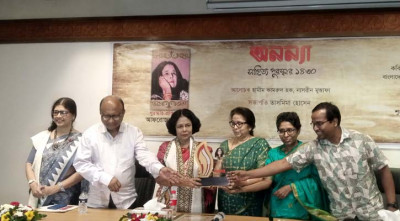 অনন্যা সাহিত্য পুরস্কার পেলেন আফরোজা পারভীন 