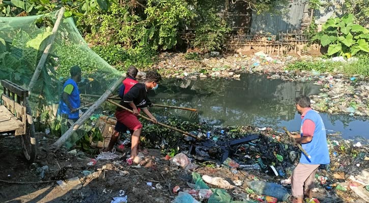 মশা নিধনে খাল-জলাশয় পরিষ্কার করছে ডিএনসিসি