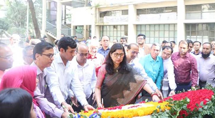 বঙ্গবন্ধুর প্রতিকৃতিতে নবনিযুক্ত জবি উপাচার্যের শ্রদ্ধাঞ্জলি