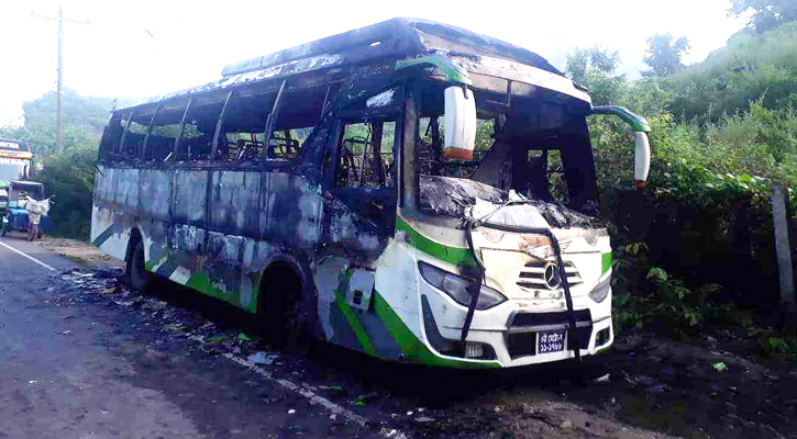 অবরোধের ২৪ ঘণ্টায় একটি বাসে আগুন