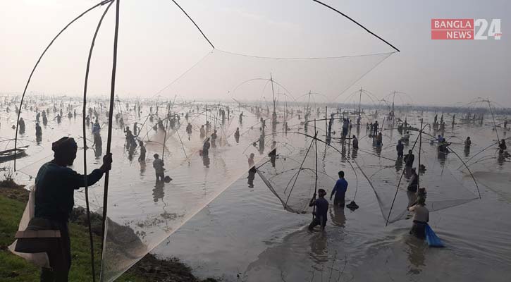 চলনবিলে বাউত উৎসব, মাছ না পেয়ে হতাশ শিকারিরা